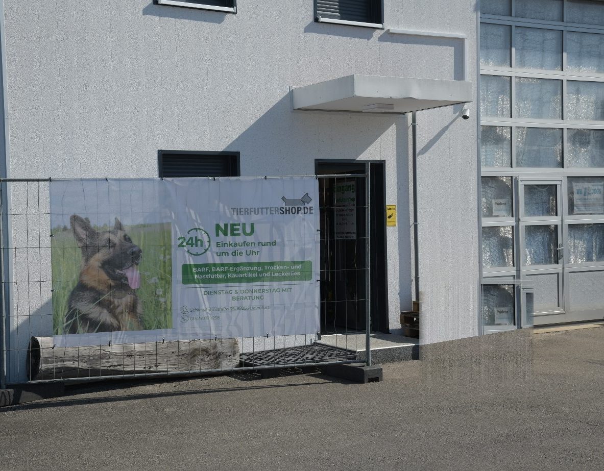 Eingang des Tierfuttershops in der Schussentalstraße 55 in Baienfurt mit Banner „24h einkaufen rund um die Uhr“
