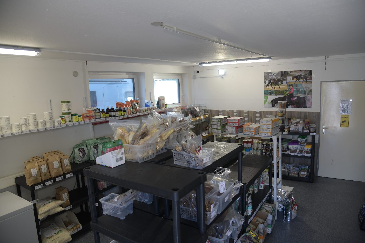 Blick in den Verkaufsraum des Tierfuttershops mit Regalen voller Futter und Kauartikel
